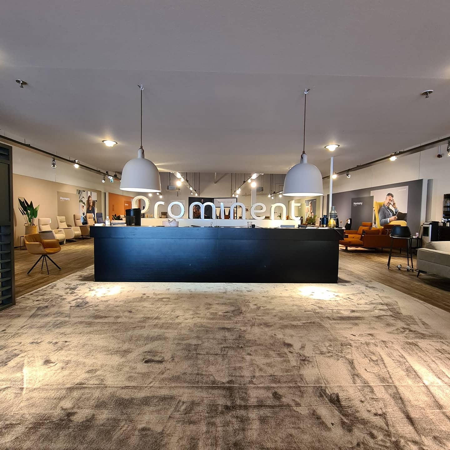 Een grote kamer met een zwarte toonbank waarop prominent staat