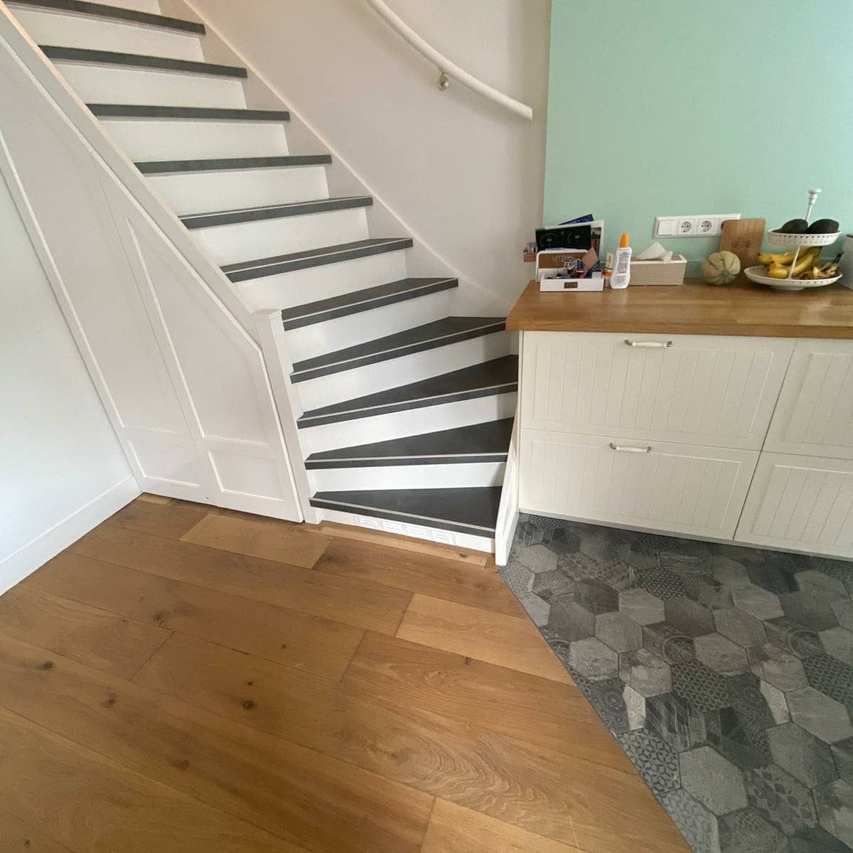 Een trap in een kamer met een houten vloer
