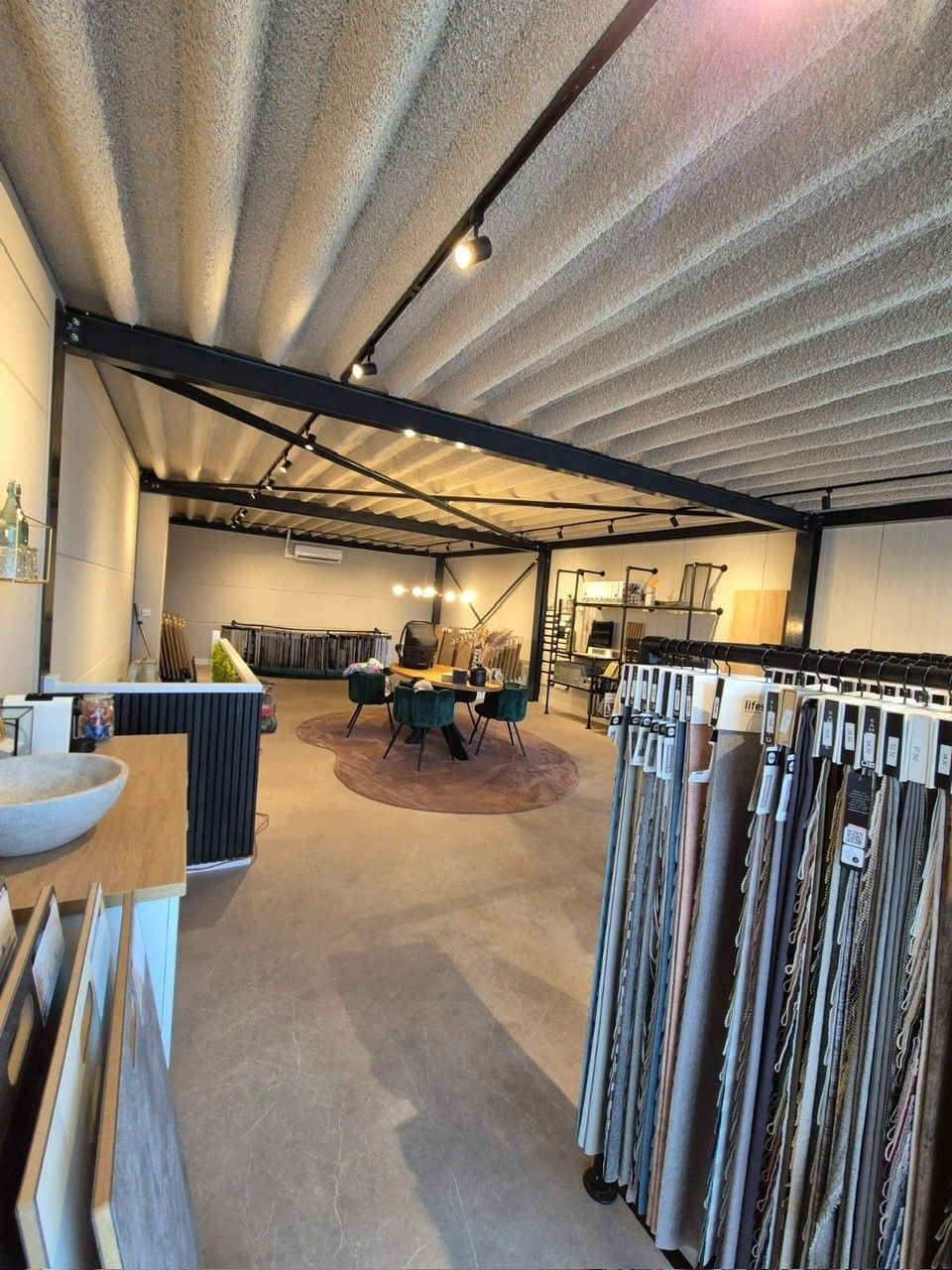 Een grote kamer met veel meubels erin