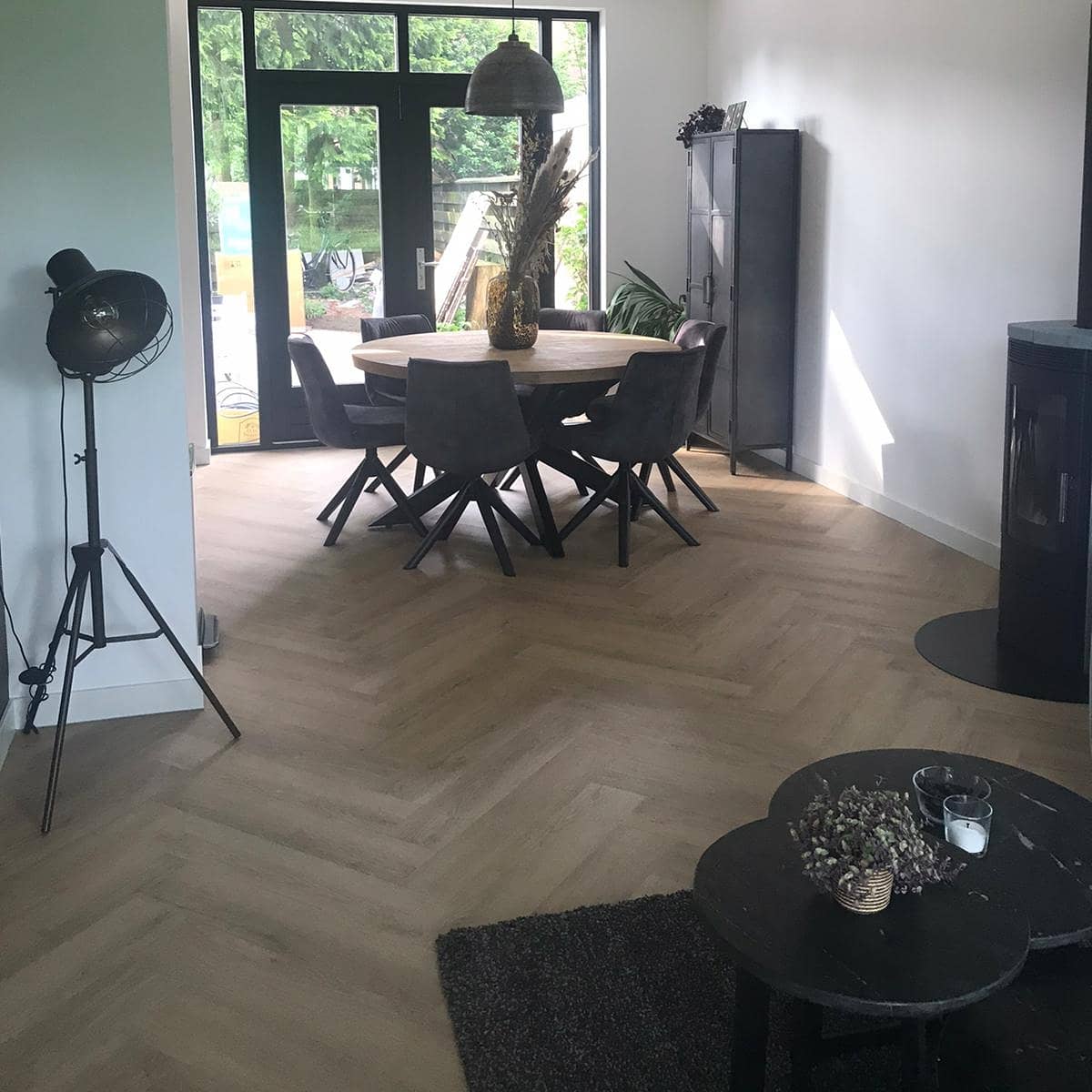 Een woonkamer met een eettafel en stoelen