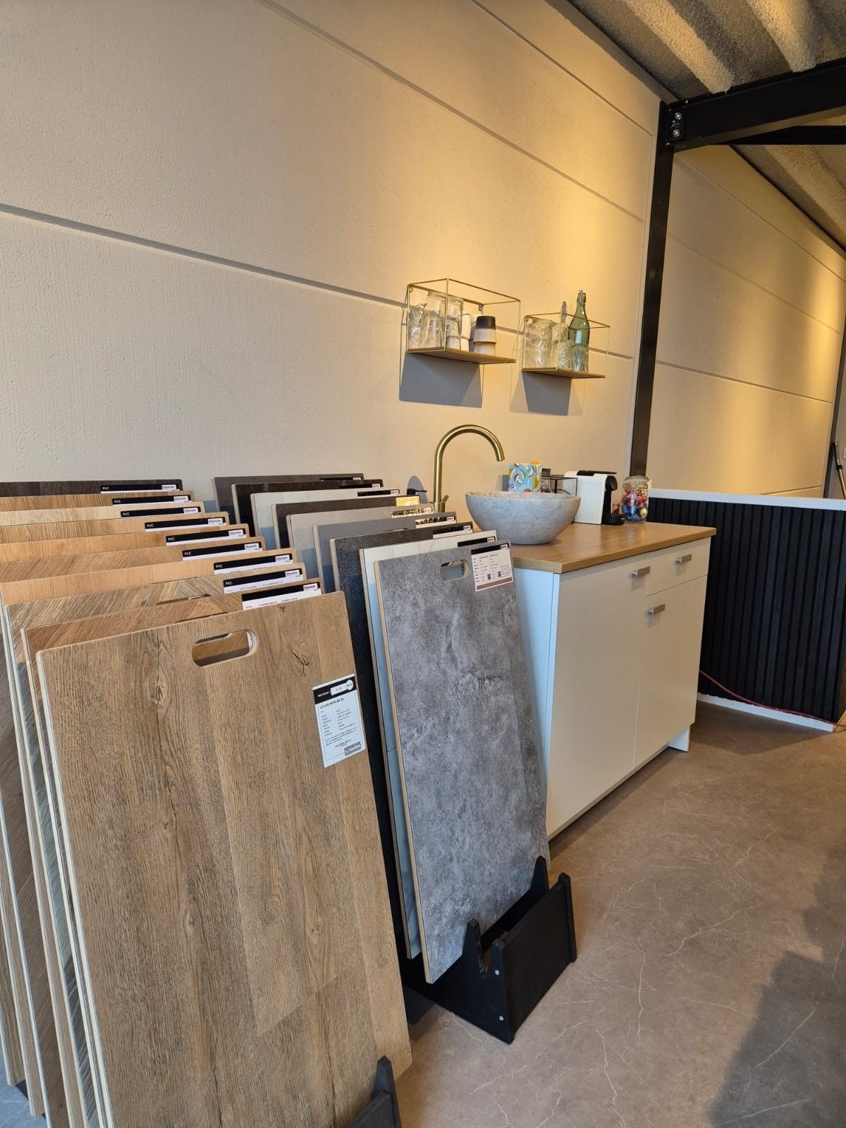 Een kamer met een wastafel en veel tentoongestelde tegels.