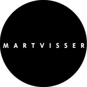 Het logo van martvisser is een zwarte cirkel met witte letters erop.