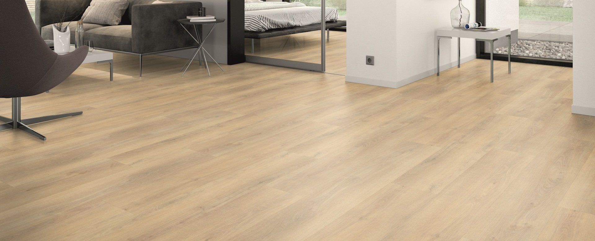 Een woonkamer met een houten vloer en een bank en stoel.