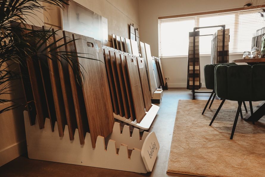 Showroom, vloeren, laminaat, vinyl, gordijnen, harderwijk, tapijt, vinyl, inbetweens, raamdecoratie, jaloezie, duette, plisse, rolgordijn, vouwgordijn, PVC vloer,  visgraat