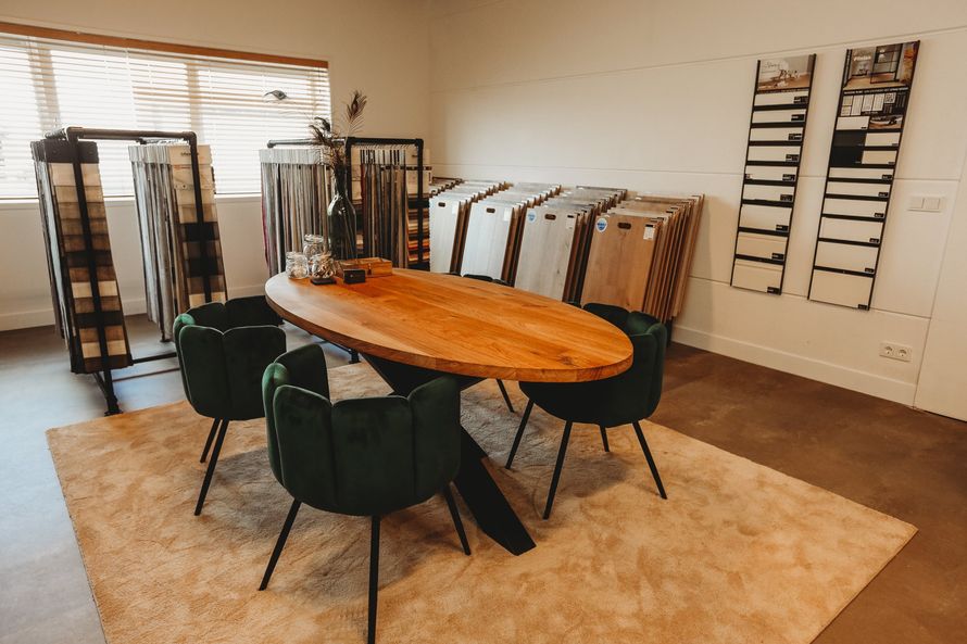 Een kamer met een houten tafel en stoelen.