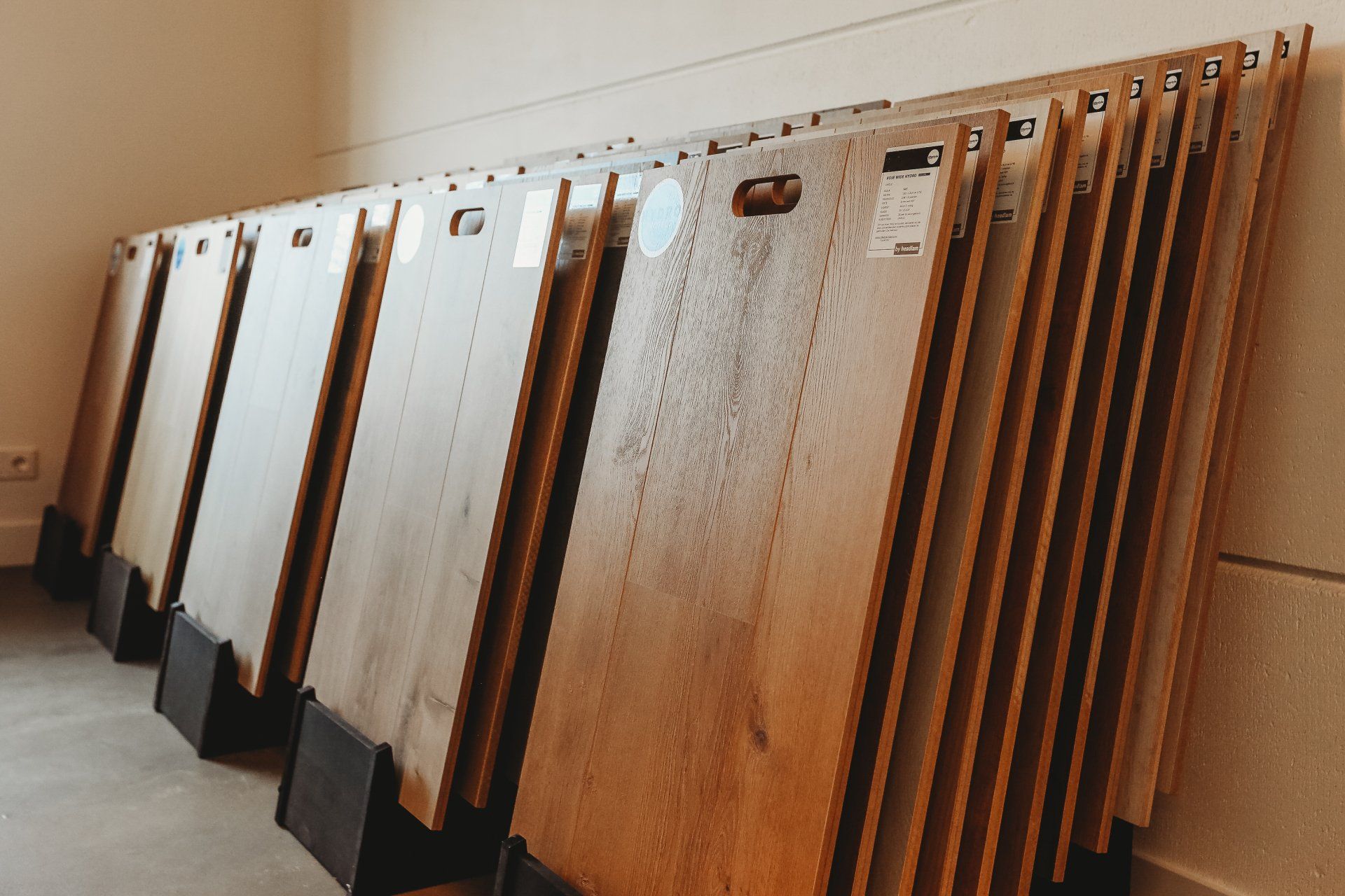 Een rij houten planken is op elkaar gestapeld in een kamer.