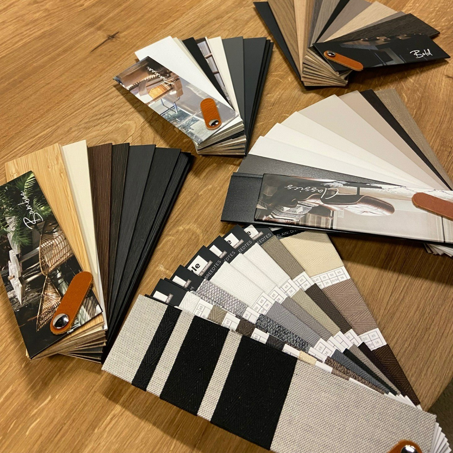 Raamdecoratie, jaloezieën, houten jaloezieën, rolgordijnen, vouwgordijnen, gordijnen, lamellen
