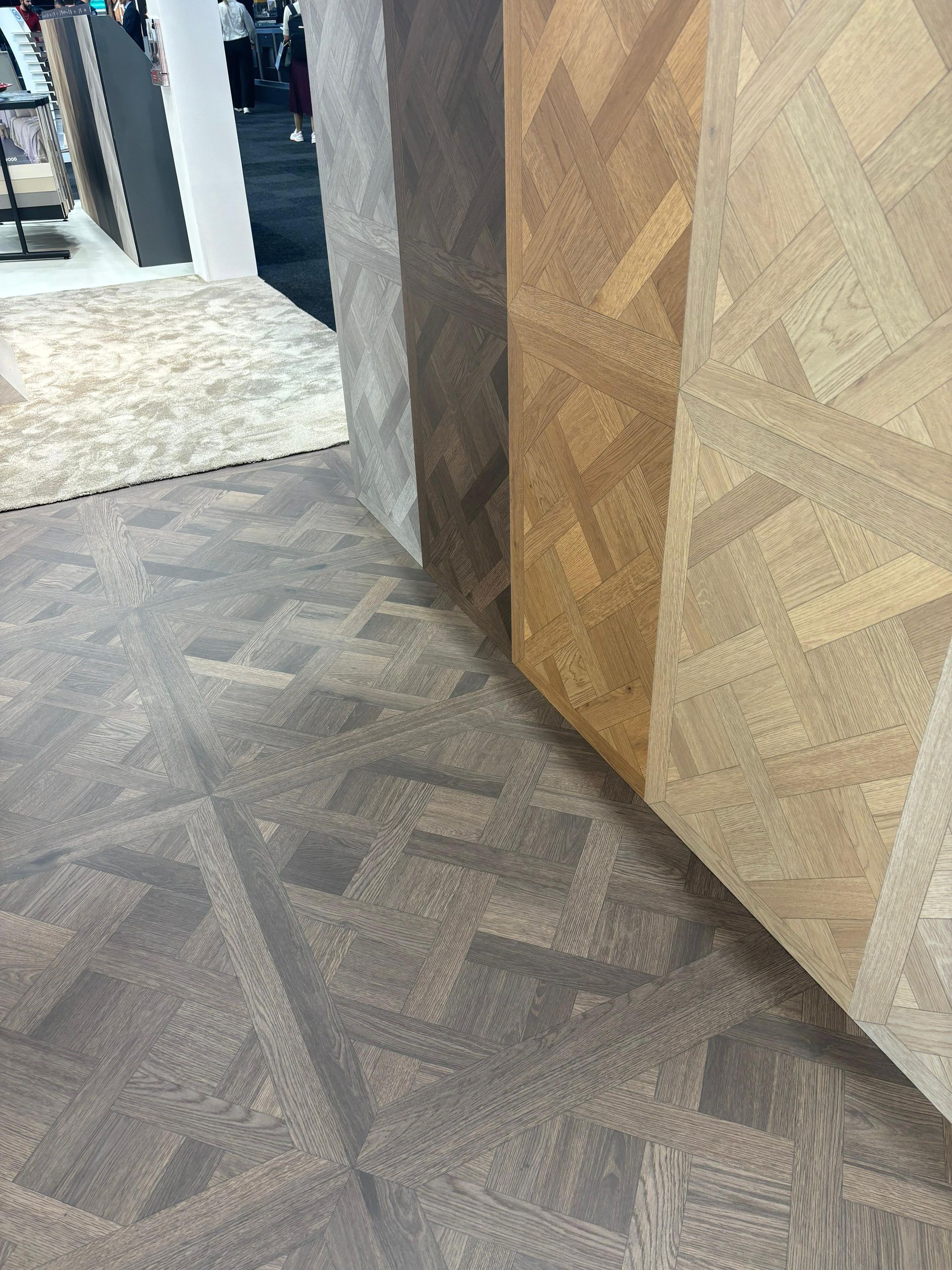 Een houten vloer met een geometrisch patroon erop
