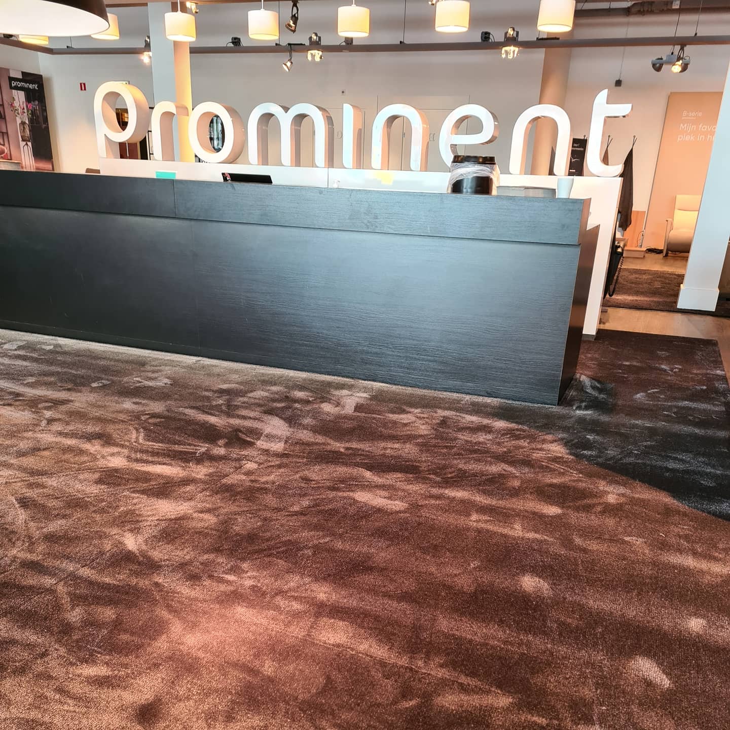 Het woord prominent dat op een bord staat