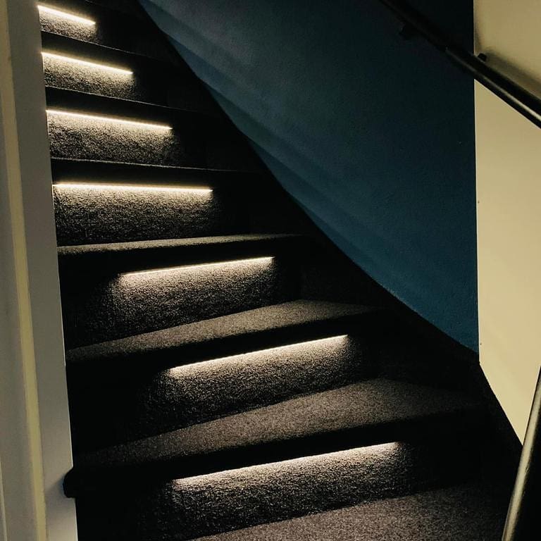 Een trap met verlichting op de treden