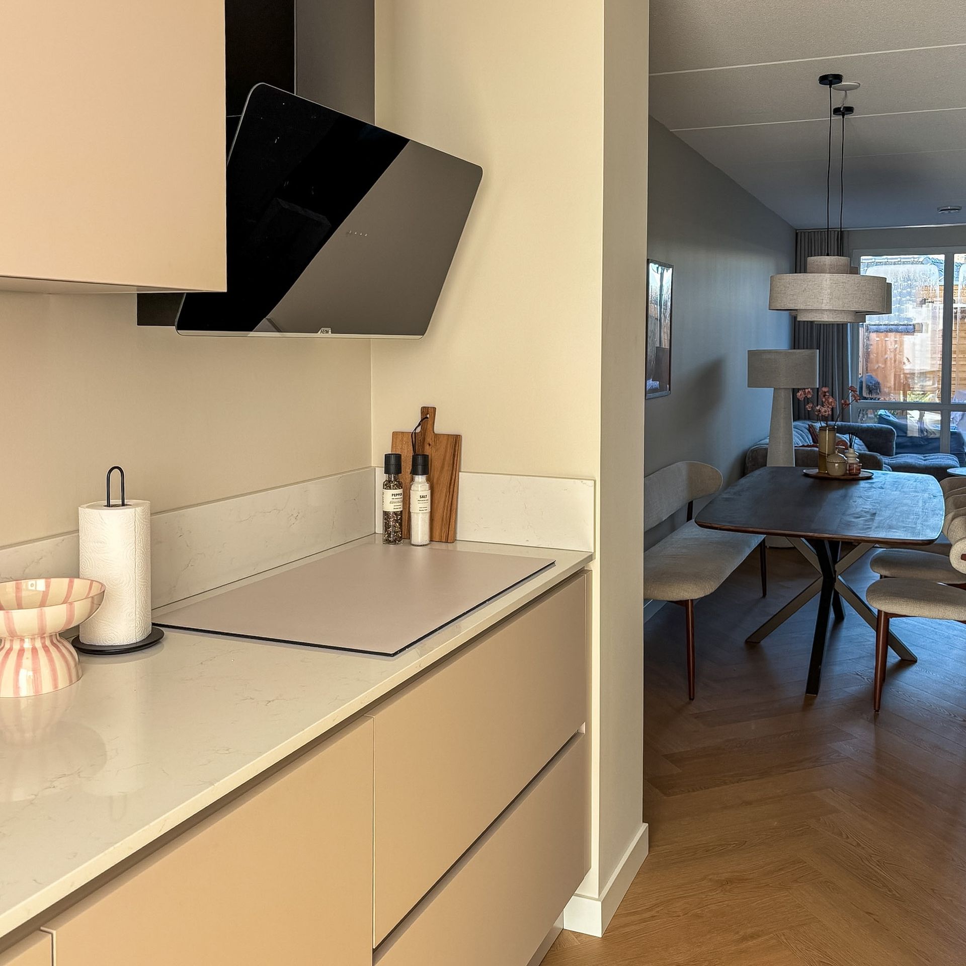 Visgraat pvc vloer Belakos Monastro 93 in een woonkamer in Harderwijk