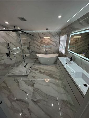 Une salle de bain avec baignoire, lavabo, douche et miroir.