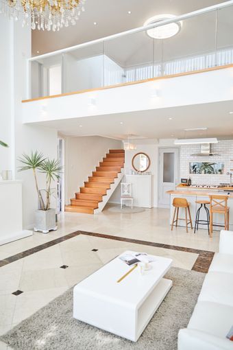 Un salon avec un canapé, une table et un escalier.
