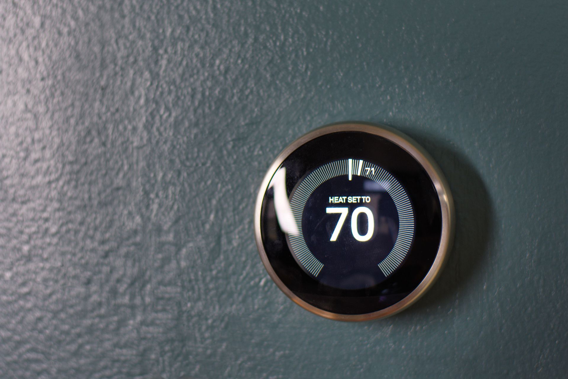 A round, digital thermostat displaying