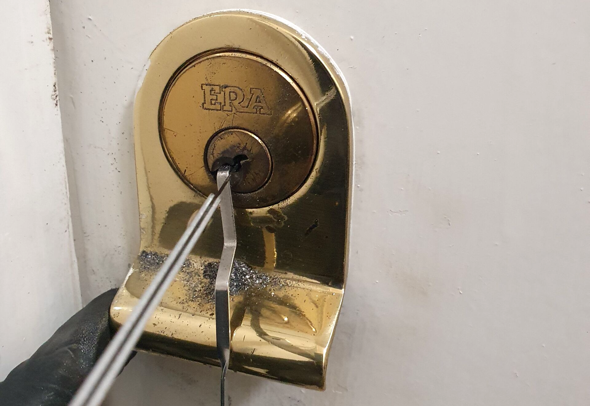 locked out locksmith services in and around Morden