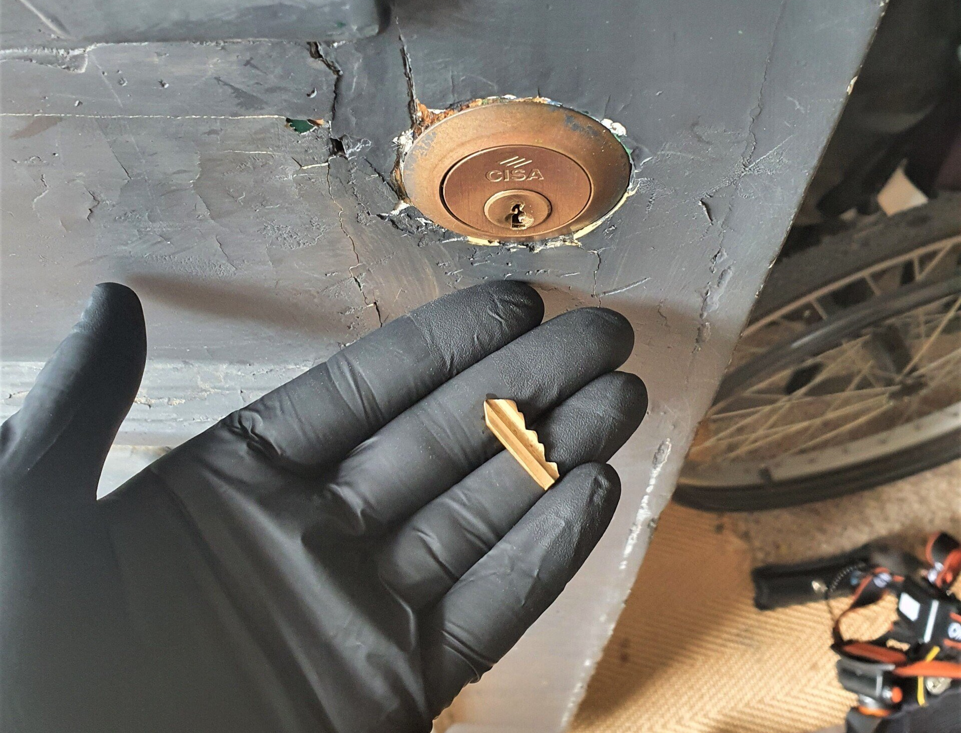Broken key removal locksmith services in and around Morden