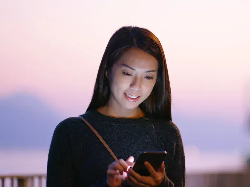 An image showing consumers using mobile devices to search for local businesses online.