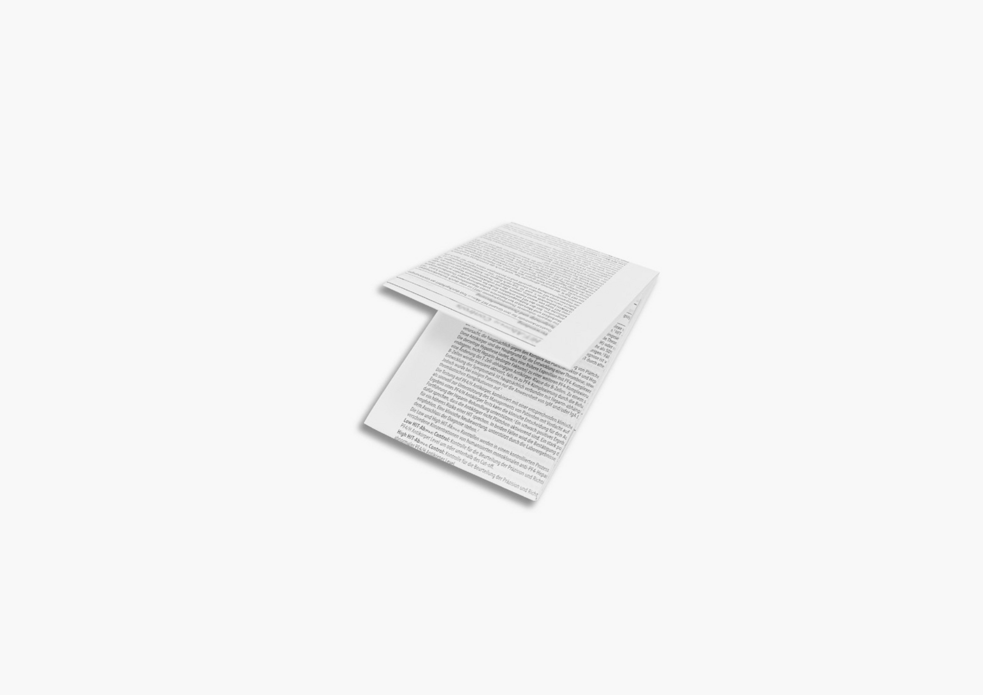 Un tros de paper flota a l'aire sobre un fons blanc.
