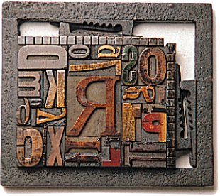 Un trozo de madera con letras y números