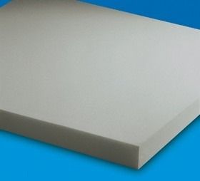 Foglio di schiuma rettangolare grigio su sfondo blu.