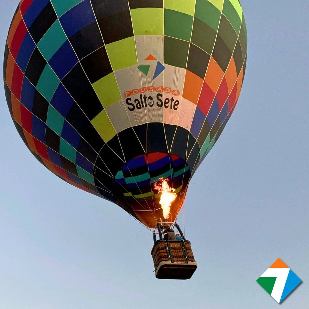 Um balão de ar quente colorido com chamas, com o logotipo