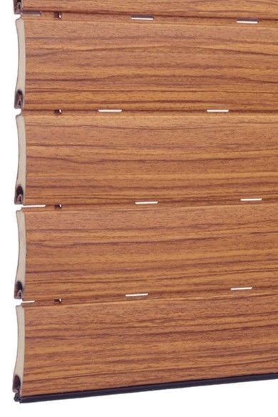 Primo piano di tende a rullo orizzontali con venature del legno marrone e lamelle bianche sul bordo sinistro.