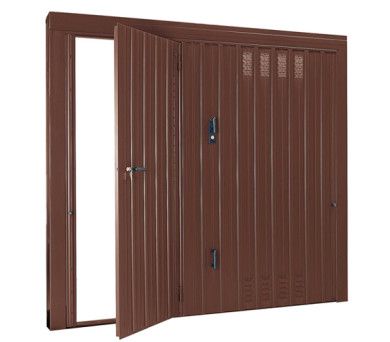 Doppia porta da garage in lamiera ondulata marrone, parzialmente aperta su sfondo bianco.
