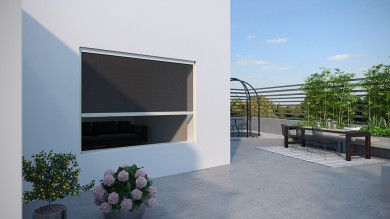 Patio con finestra a parete bianca, fiori in vaso, ringhiera nera e panchine da esterno sotto un cielo luminoso