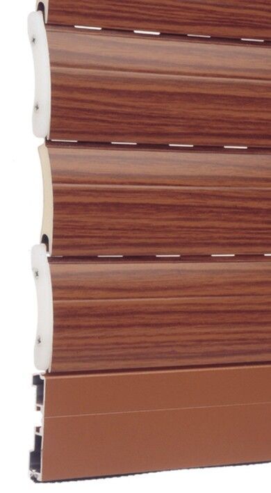 Tende a rullo in legno marrone impilate con binari laterali bianchi e un primo piano del pannello inferiore