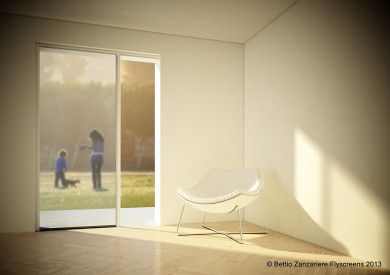 Stanza minimalista bianca con grande porta scorrevole in vetro che si apre su un cortile soleggiato e due persone all'esterno