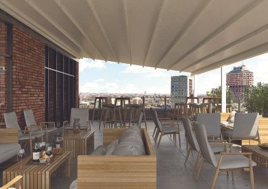 Terrazza sul tetto con sedie e tavoli in vimini e, in lontananza, edifici della città sotto una tettoia.