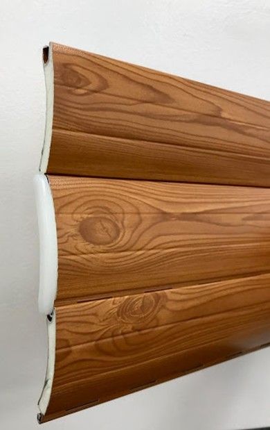 Pannello murale curvo effetto legno con bordi bianchi su sfondo liscio