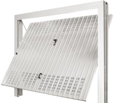 Pannello di ventilazione metallico a lamelle con griglia argentata inclinata parzialmente aperta in una cornice bianca.
