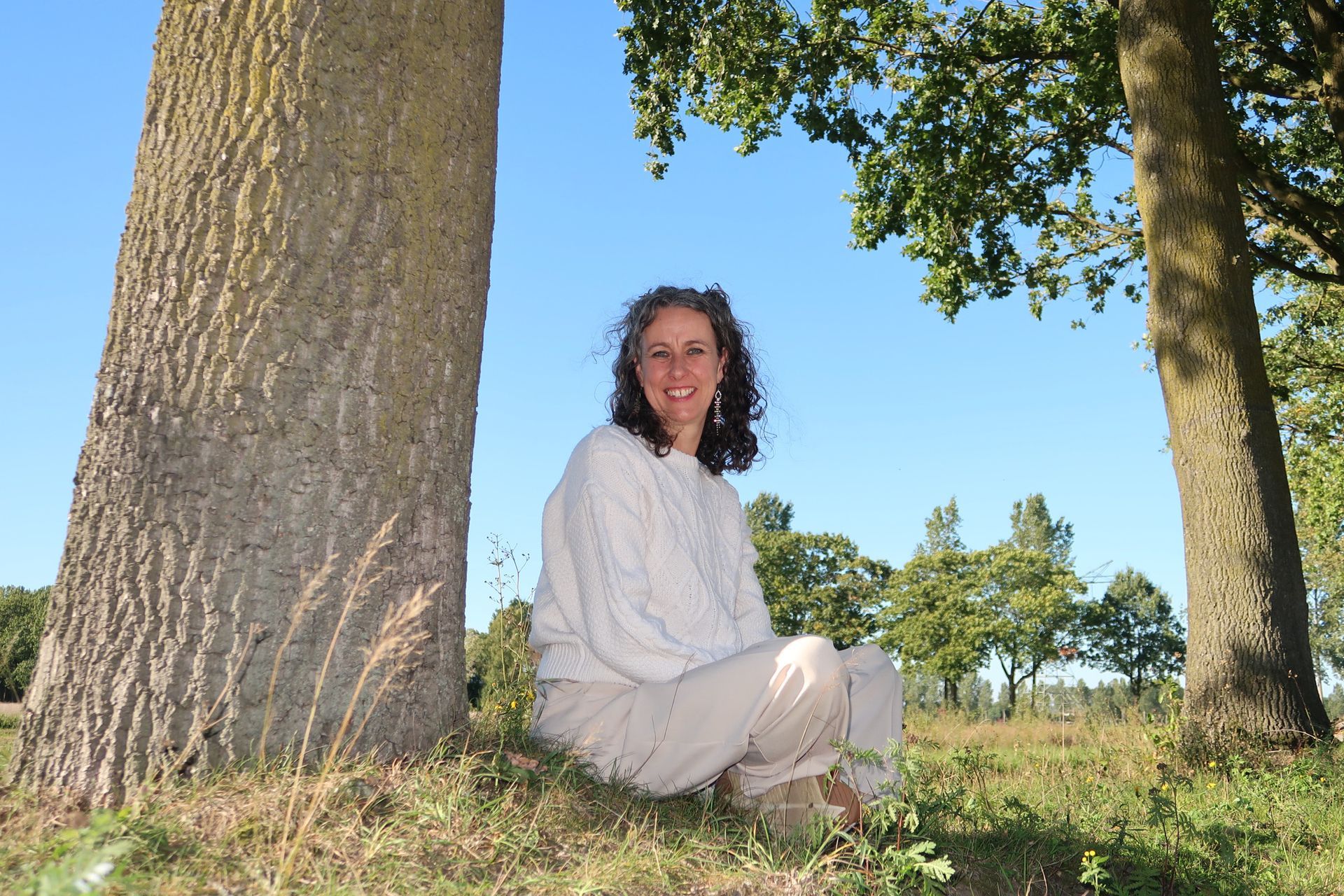 Ilze Liebrand zittend onder boom, balans