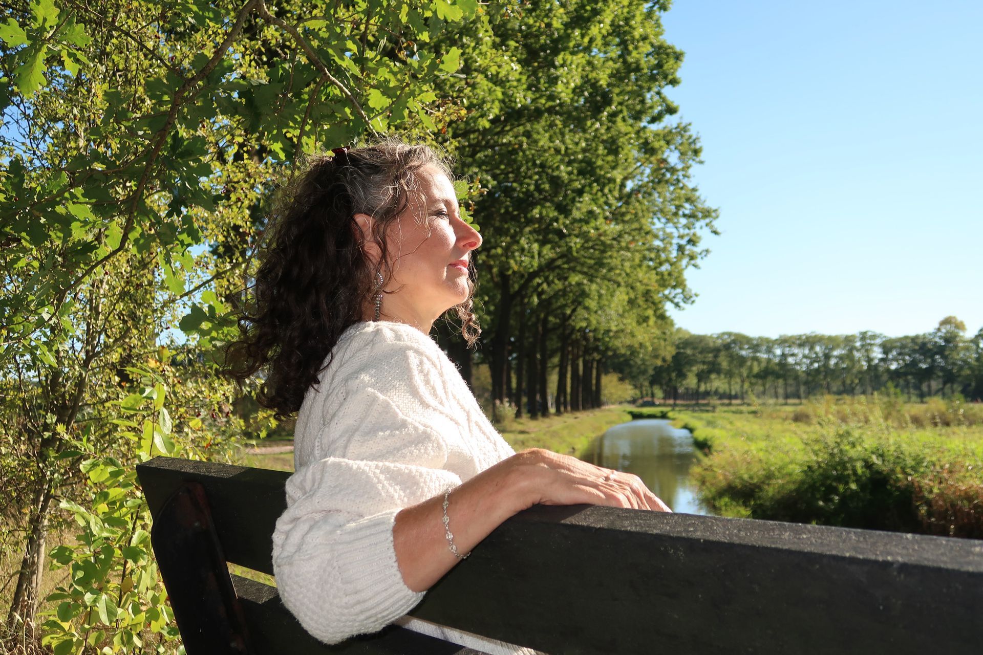 Foto Ilze Liebrand buiten op bank, innerlijke rust