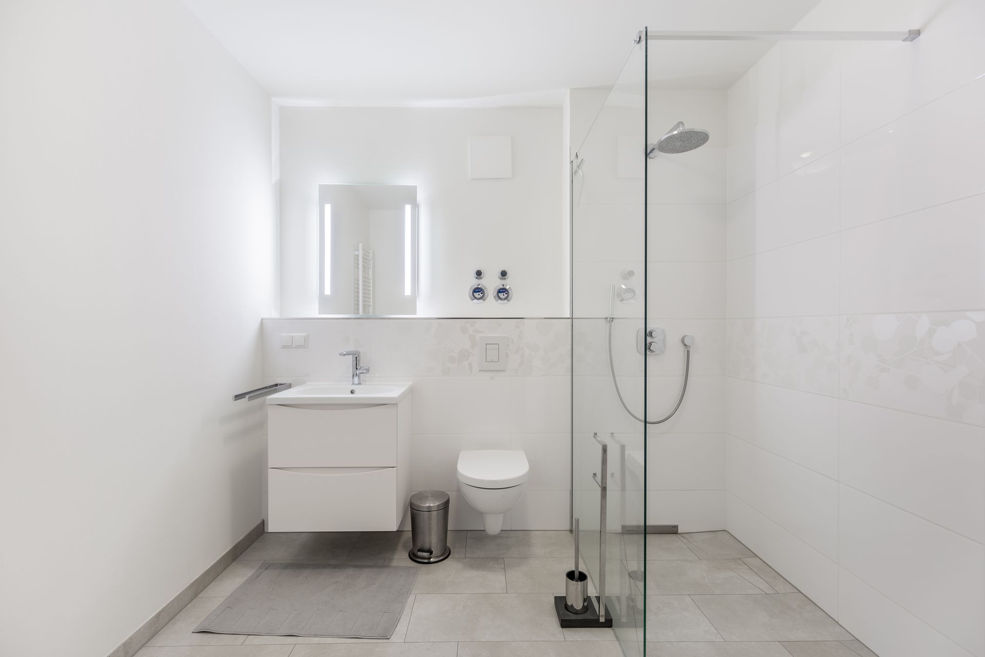 White Bathroom | Saint Louis, MO | Contemporary Refinishing White Bathroom — Saint Louis, MO — Contemporary Refinishing