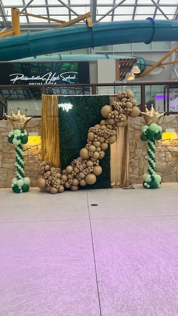 Gold balloon garland and crown balloon columns by My Life In Balloons LLC for prom at Island Waterpark, Showboat Atlantic City.