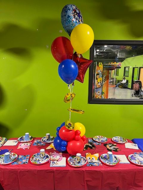 Sonic birthday party table balloon centerpiece in primary colors with star and round balloons by My Life In Balloons LLC.