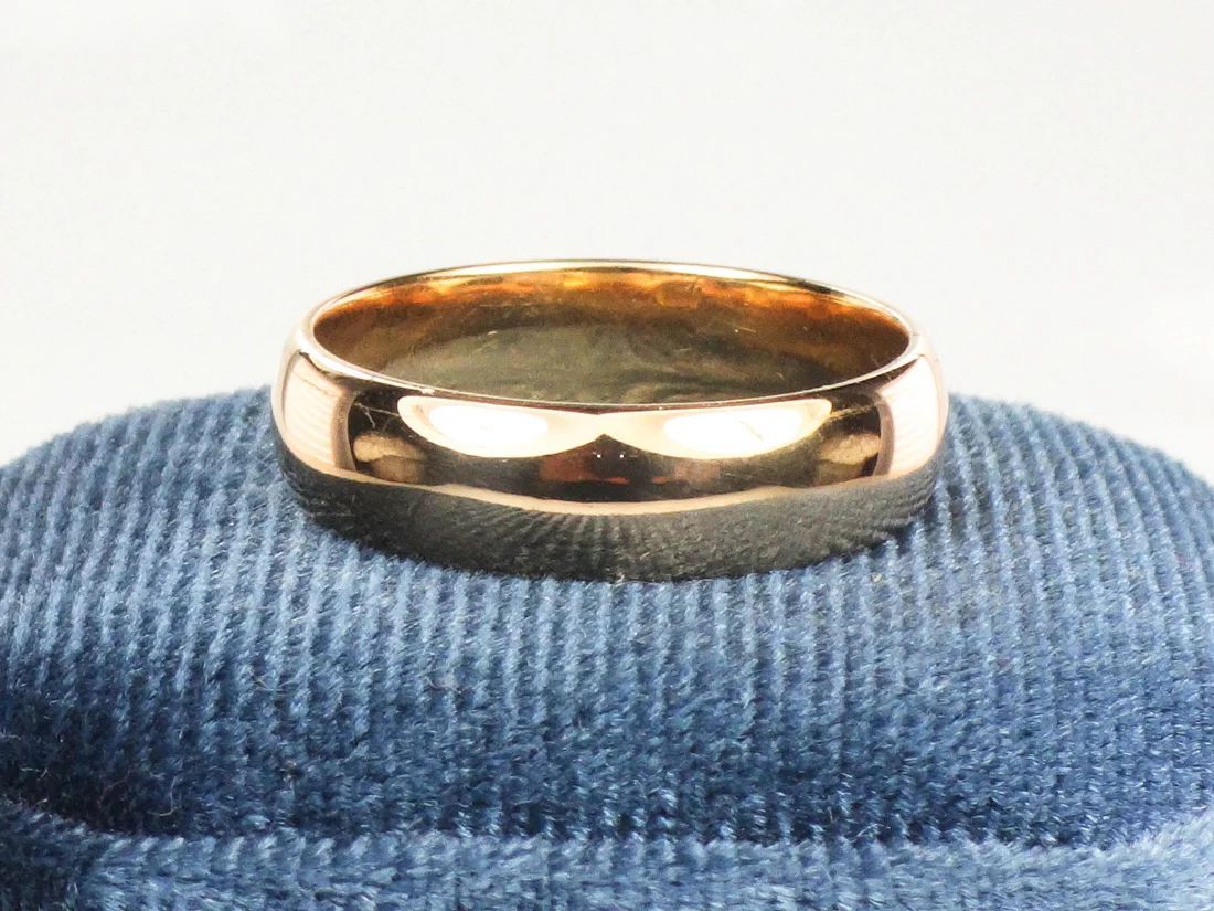Solid gold wedding band