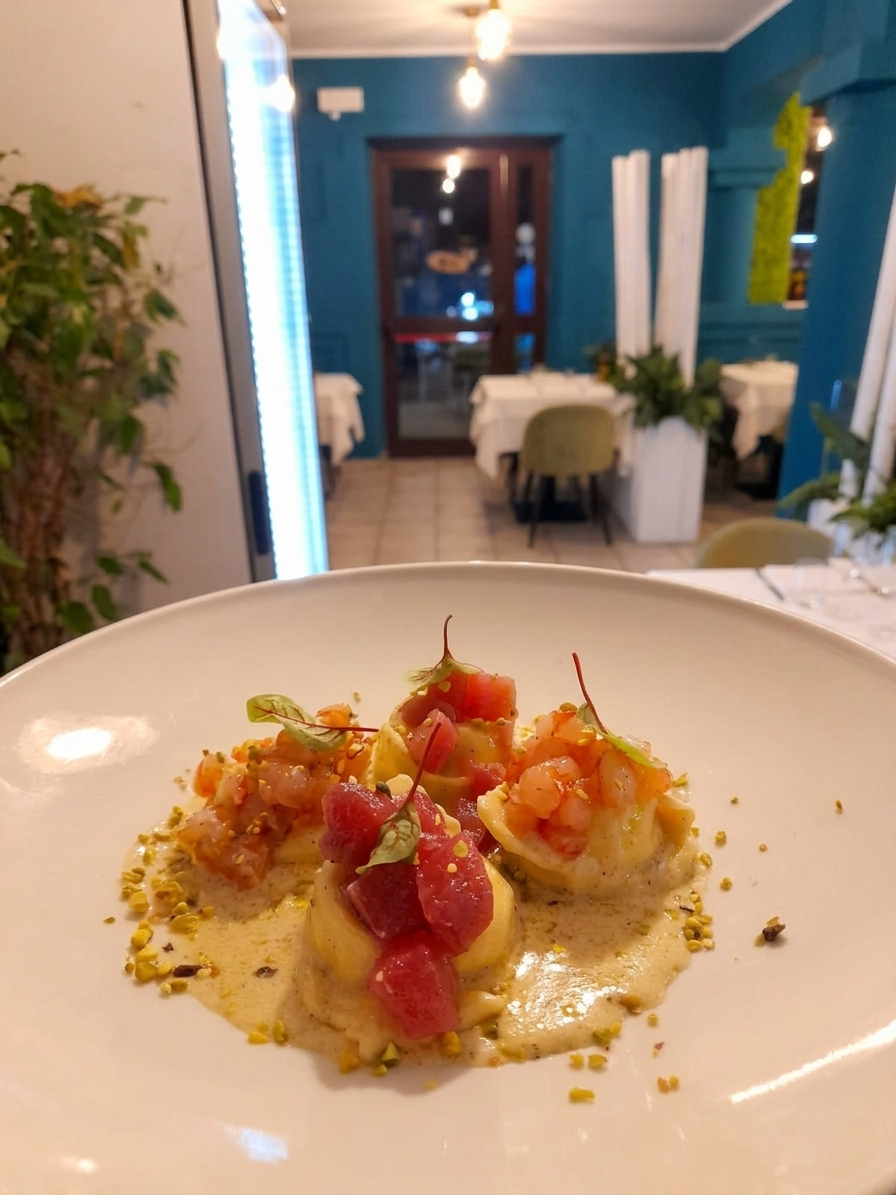 Piatto gourmet con frutti di mare e salsa, impiattato su un piatto bianco in una sala da pranzo blu.