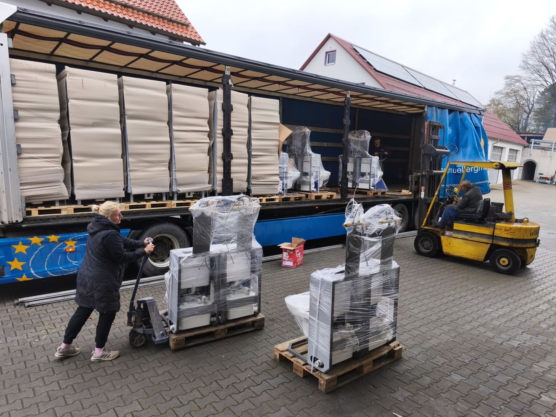 Washbox Solutions in Aindling, Bayern: Großauftrag im letzten Schritt, beim LKW beladen.