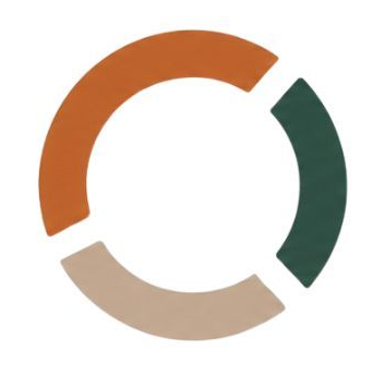 Drie gebogen segmenten in oranje, beige en donkergroen vormen een cirkelvormig logo op een witte achtergrond.
