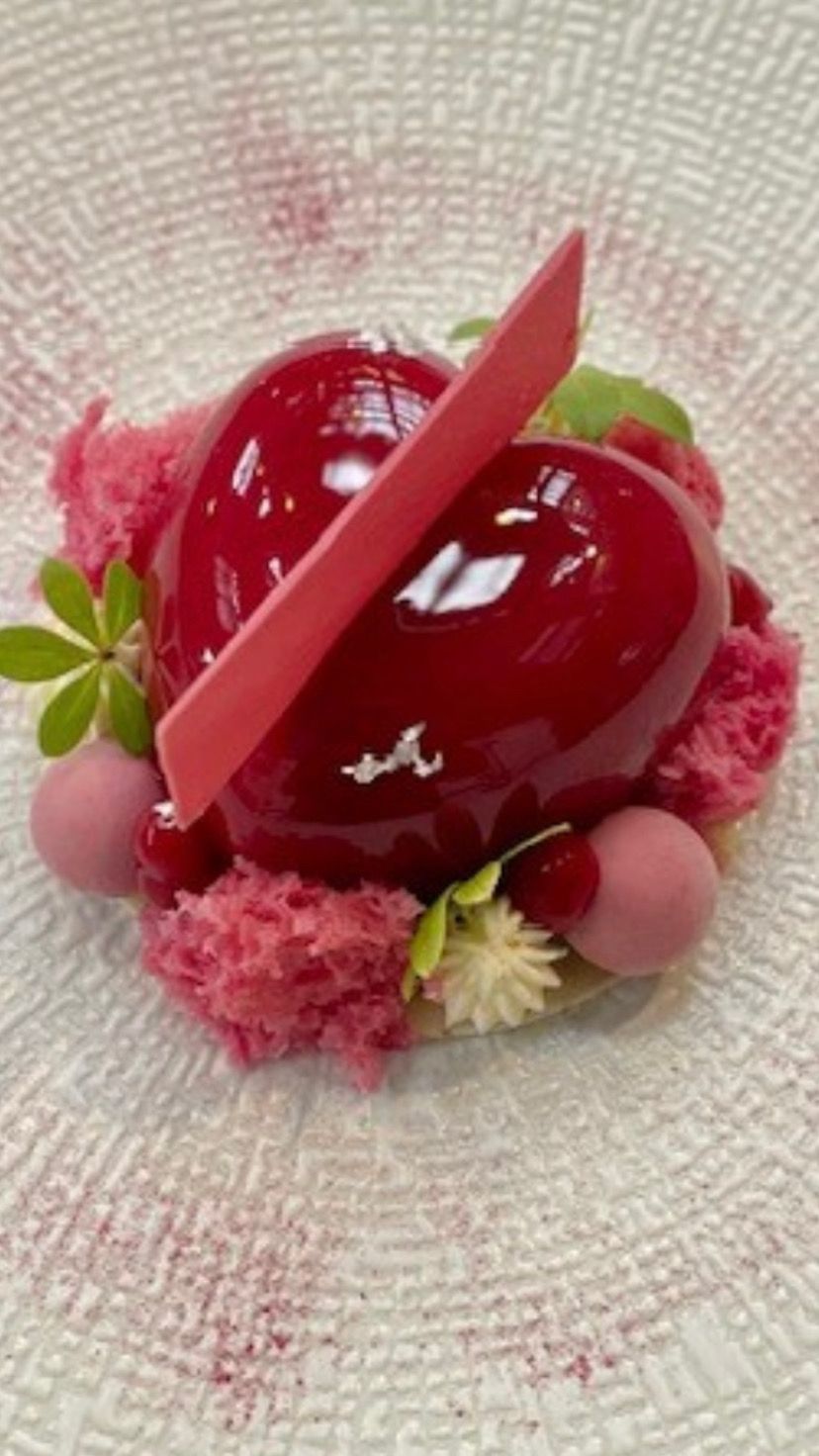 Frambozendessert met spiegelglazuur, chocoladeschots en verse frambozen