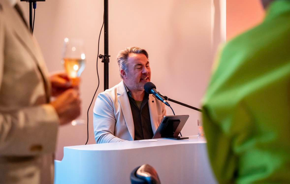 Zanger met microfoon zorgt voor live entertainment tijdens een zakelijke borrel