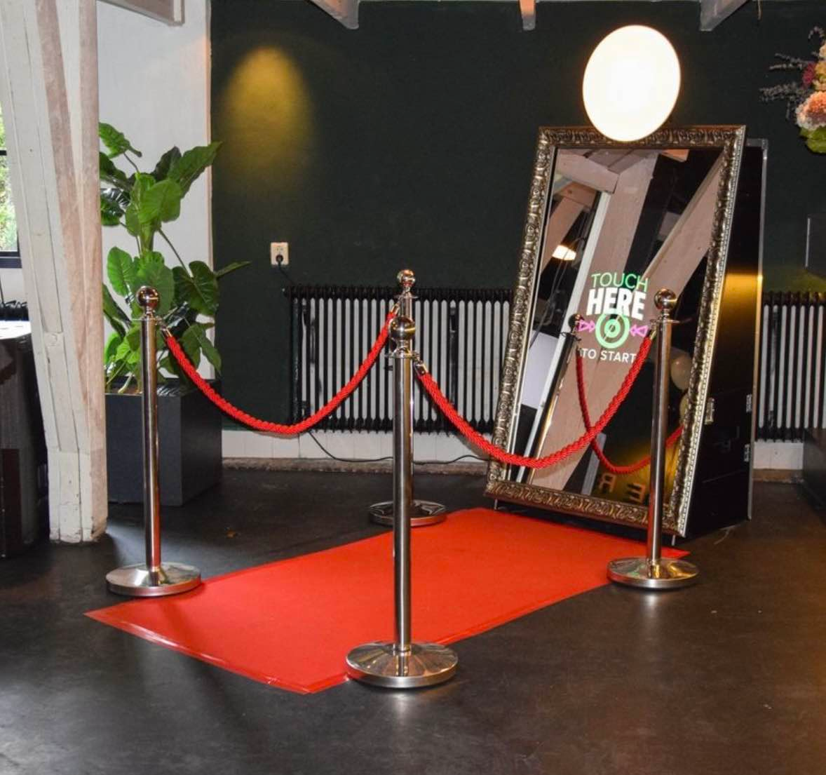 Luxe entree voor kerstborrel met interactieve spiegel