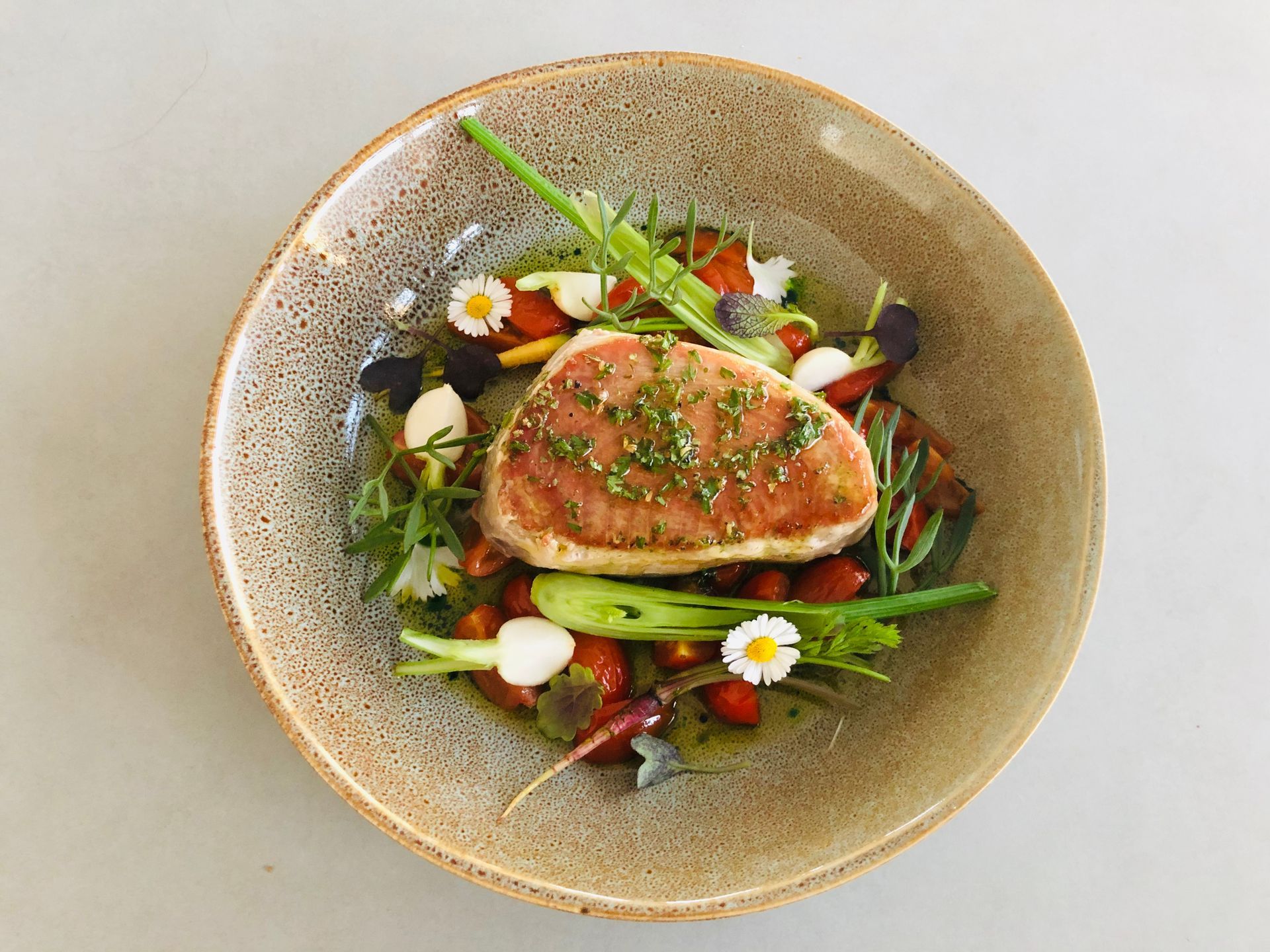 tonijn steak op bord met gegrilde groenten