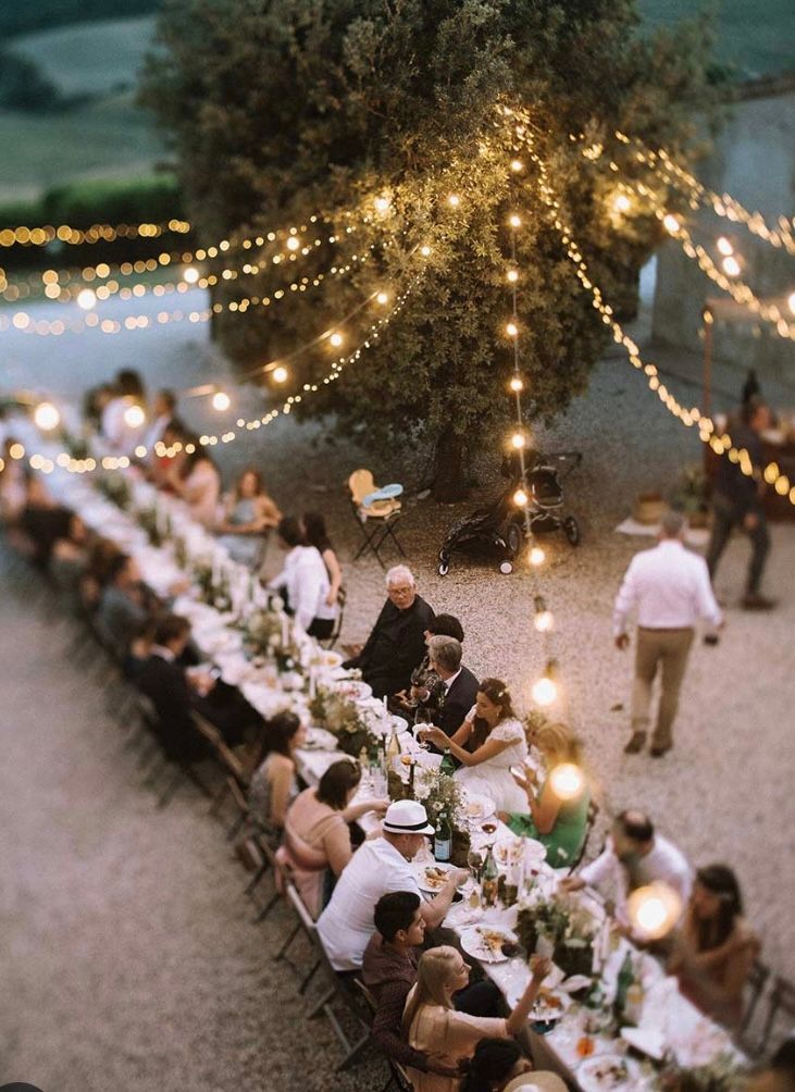 Puglia italie met lang gedekte tafel en sfeer verlichting