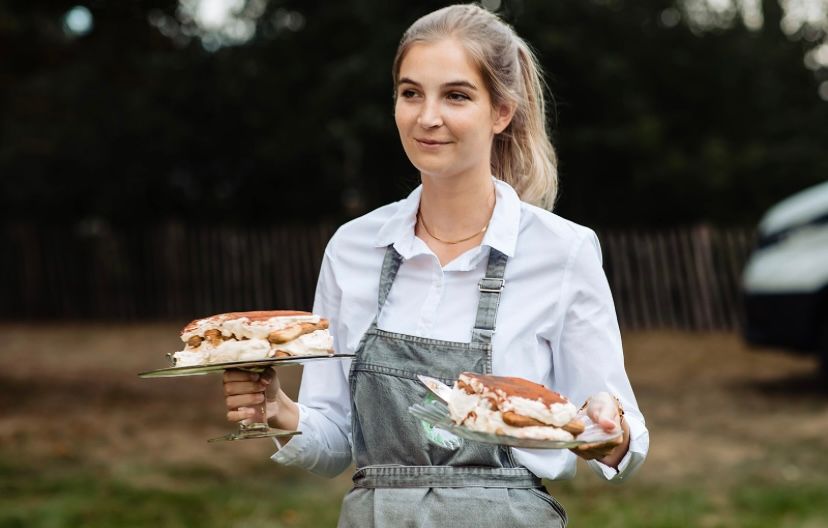 bediende loopt met tiramisu