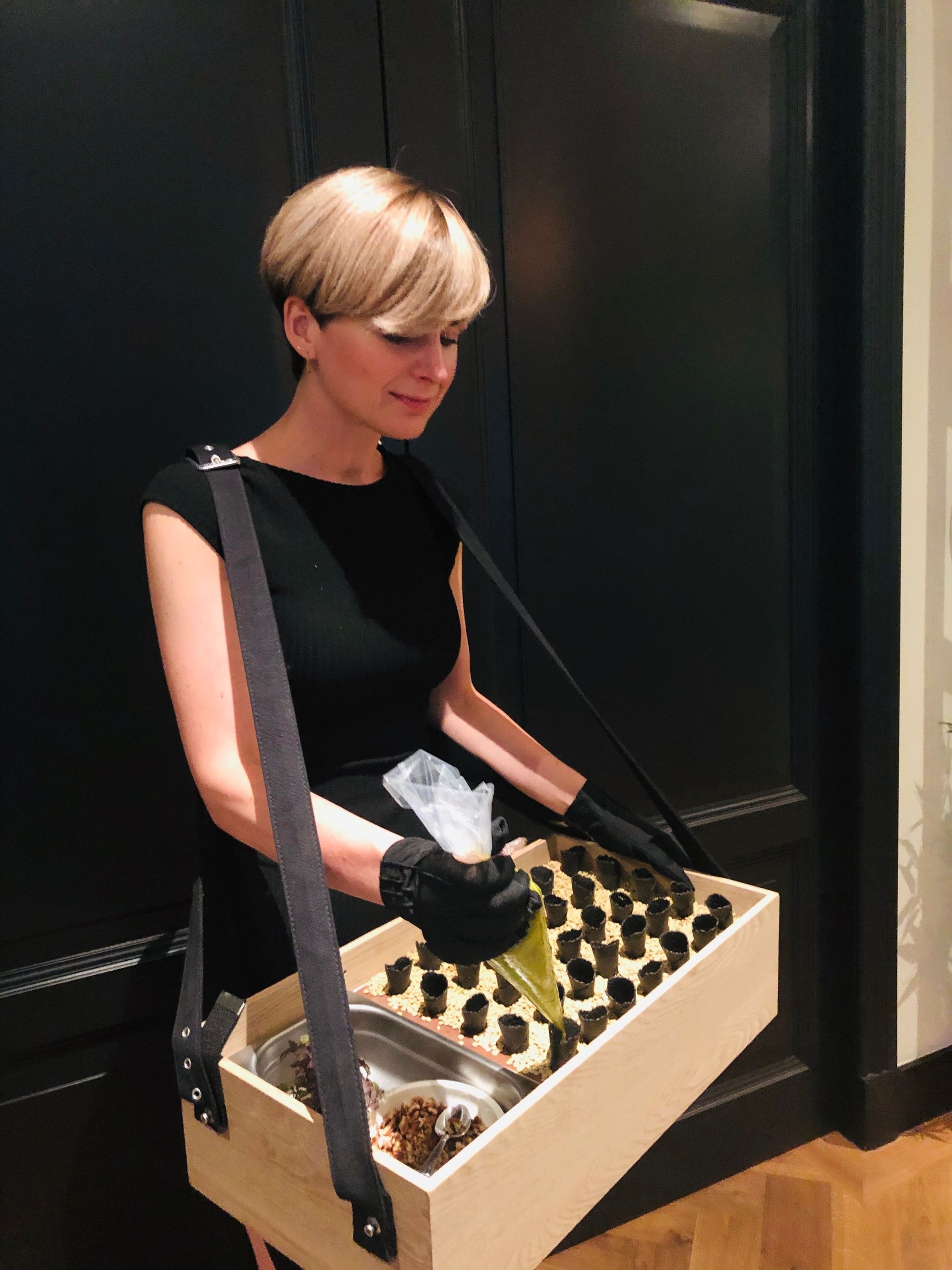 dame die uit een houten bak bediening doet