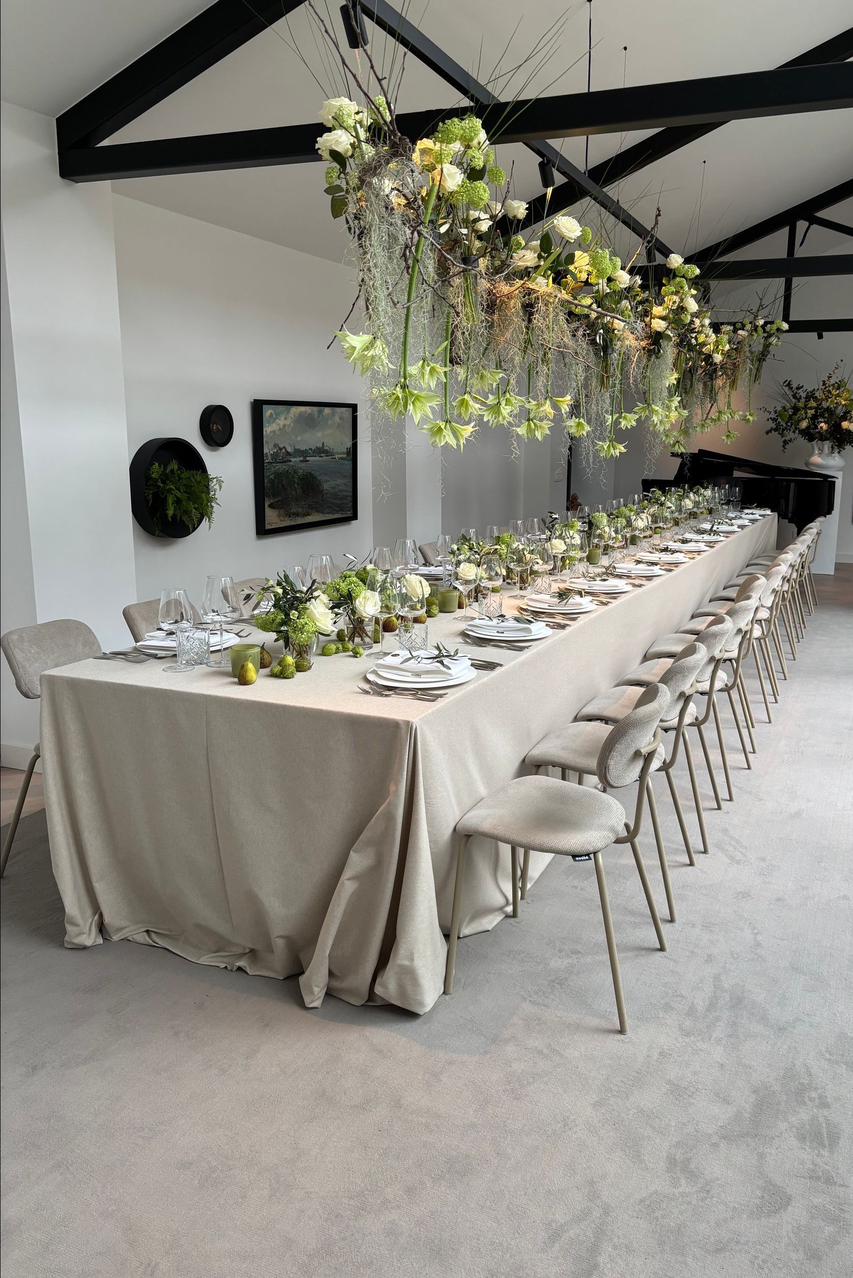 Wit gedekte tafel met gerolde servetten